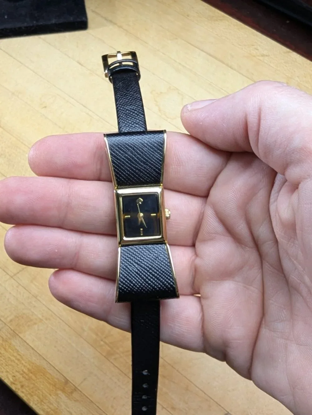Kate Spade New York Kenmare Bow Watch – Black Saffiano Leather – Gold Tone – Run